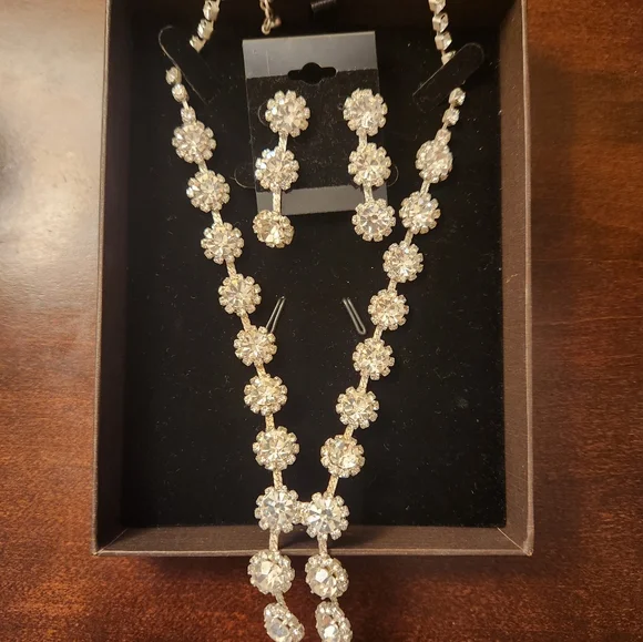 Ooh! Rhinestone Neckless and Earings Set - Picture 2 of 5